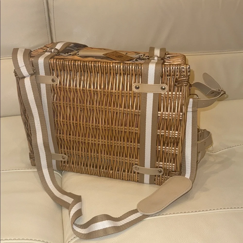 Picnic Basket Set for 4 w/‎ Insulated Liner Waterproof Blanket